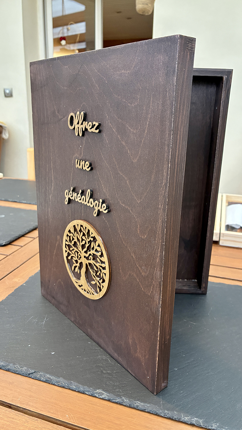 boite cadeau personnalisée en bois décoré vue de profil